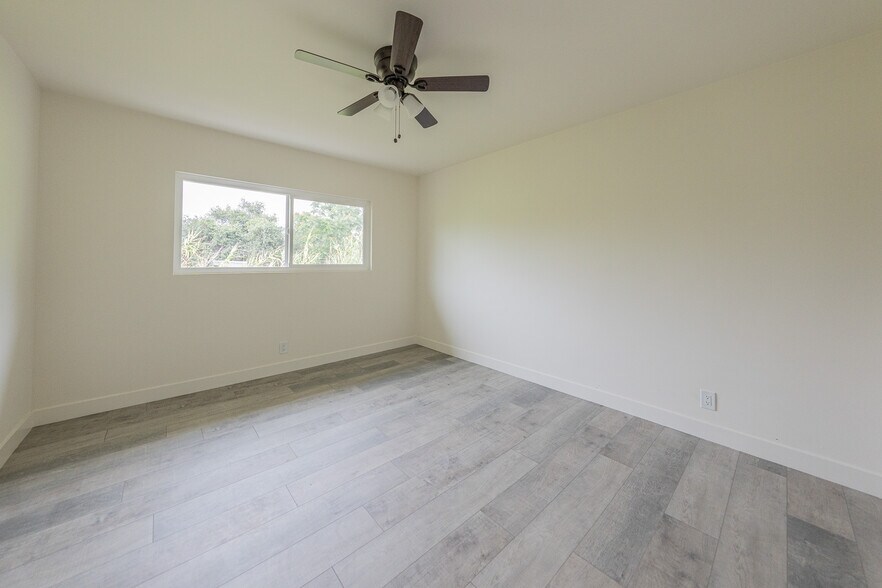 Building Photo - 10043 Haines Canyon Ave