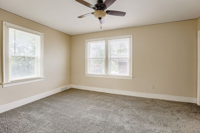 Building Photo - Spacious 3 Bedroom Duplex in the Heart of Midtown Featuring Detached Garage!!