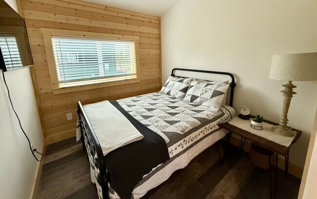 Building Photo - LIKE BRAND NEW SOLDOTNA HOME!
