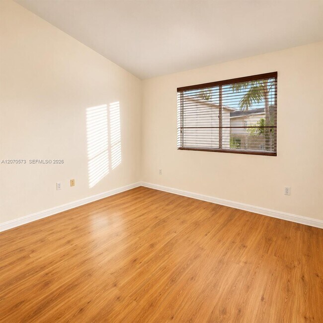 Building Photo - 6235 SW Kendale Lakes Cir