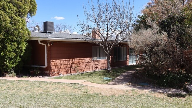 Building Photo - 1810 Town and Country Dr