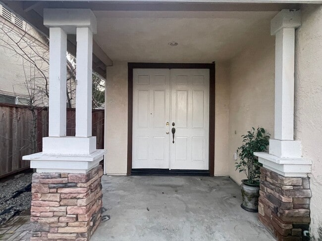 Building Photo - Wonderful Home Close to Shopping and Public Transportation.