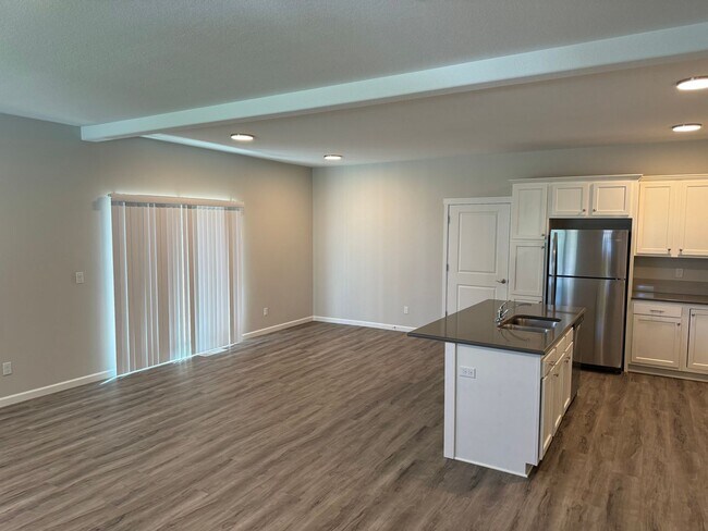 Building Photo - New 4 Bed / 2.5 Bath Duplex!