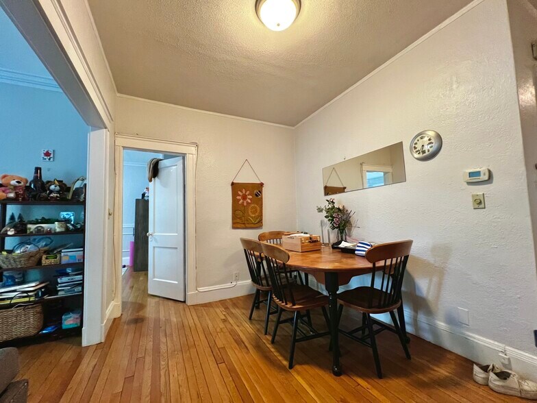 Building Photo - 164 Thorndike St