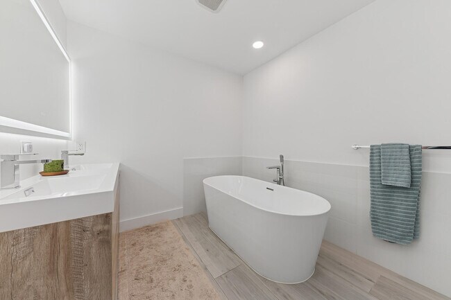 Building Photo - 2740 NE 40th Ct
