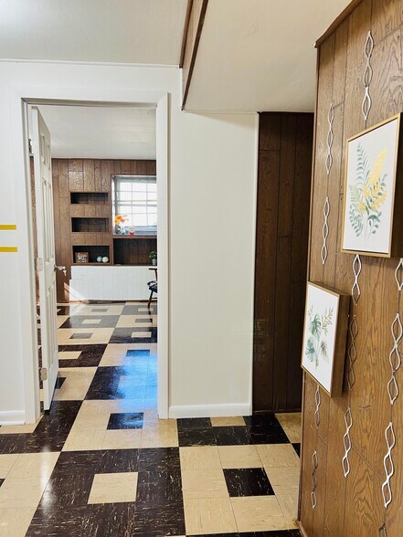 Building Photo - 1405 Pleasant Valley Dr