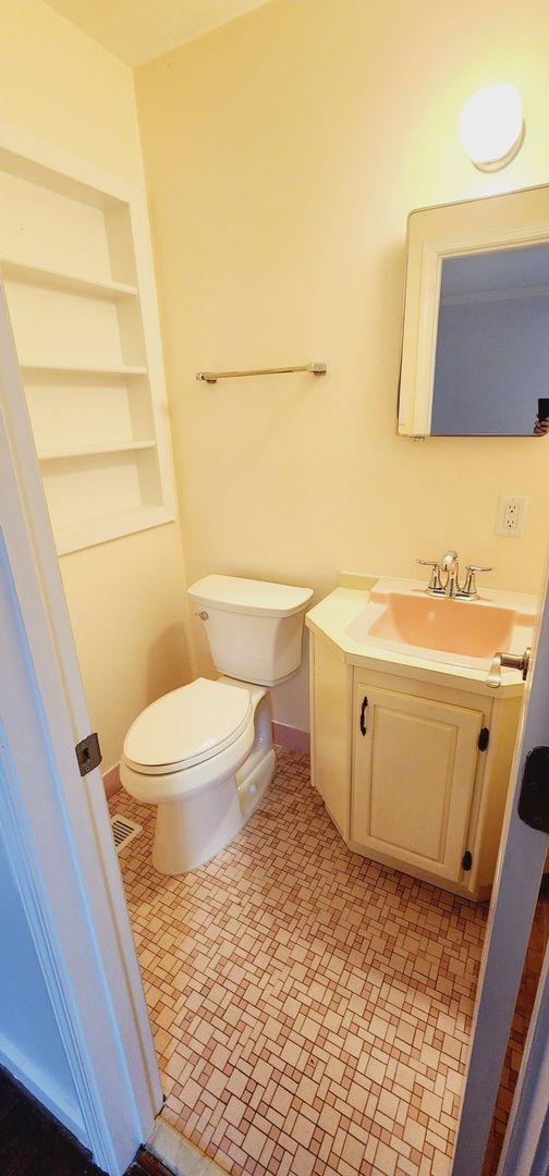 Building Photo - 209 Knoll Crest Dr