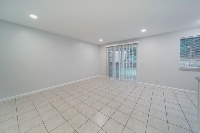 Building Photo - Classic rambler has 3 bedrooms, 1.75 baths, North Thurston School District