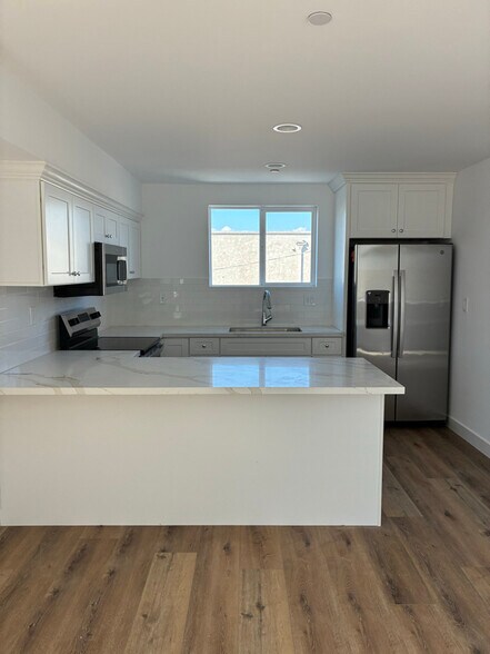 Building Photo - 449 W 74th St