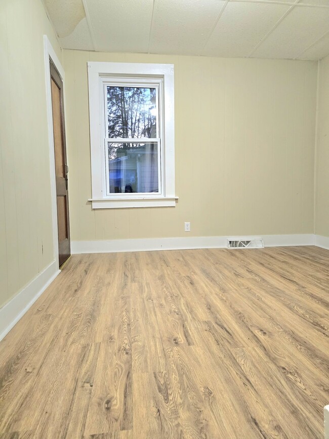 Building Photo - 804 Broad St