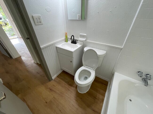 Building Photo - Lake Drive