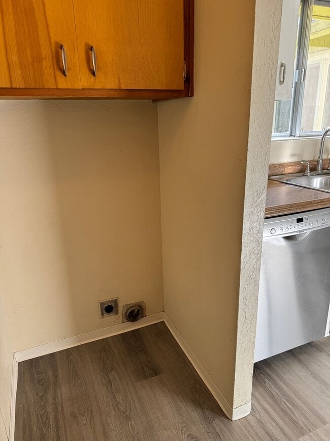 Building Photo - Updated 4 bedroom 1 bathroom house in Eugene!