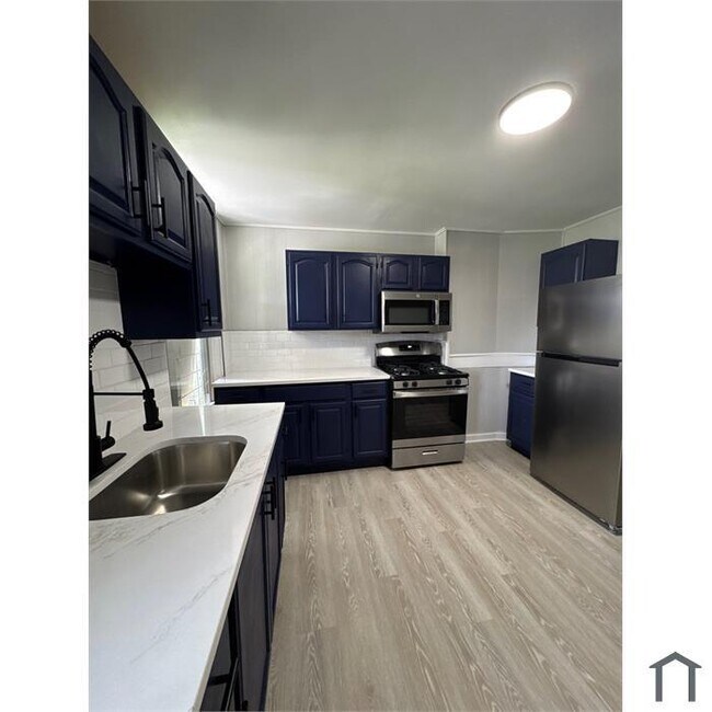 Building Photo - 3 Bedroom Rehabbed