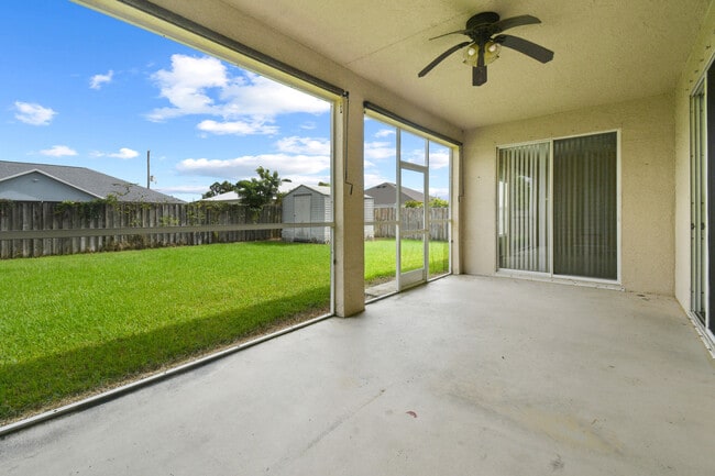 Building Photo - 6221 NW Hacienda Ln