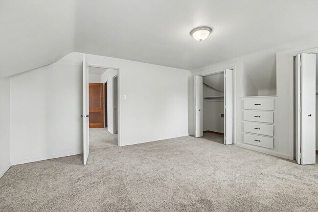 Building Photo - 2327 Chestnut St