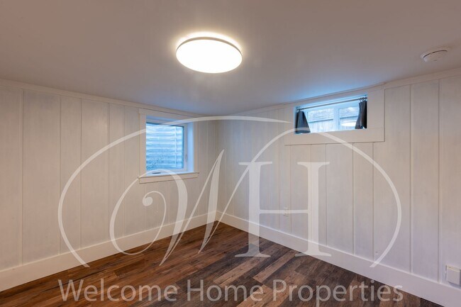 Building Photo - 1011 Waverly St