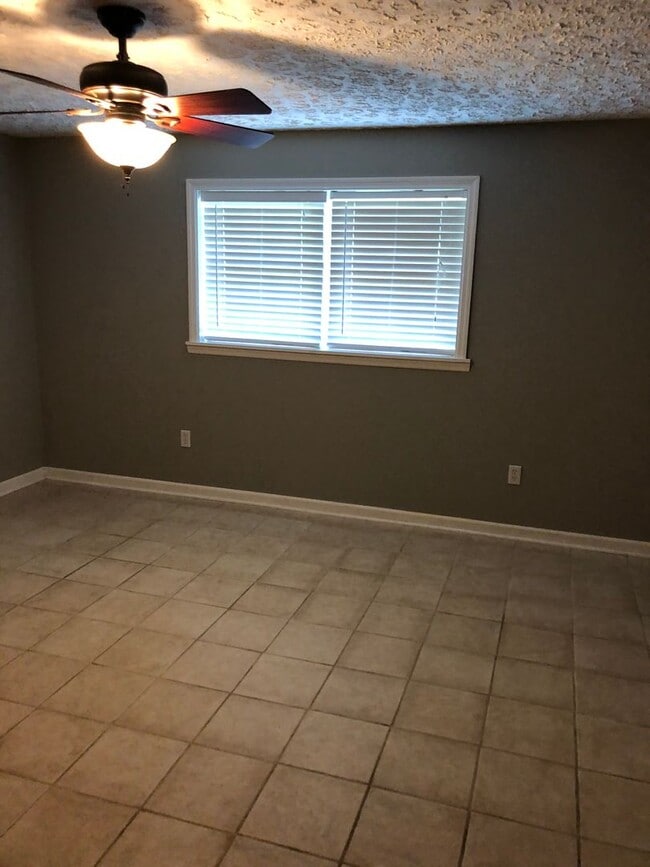 Building Photo - 4 Bedroom / 3 Bath Home   Church Hill, TN