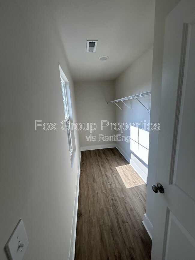 Building Photo - 115 Silverwood Ct