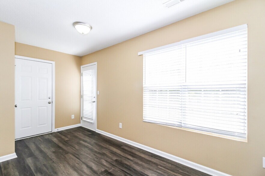 Building Photo - 300 Creekview Dr