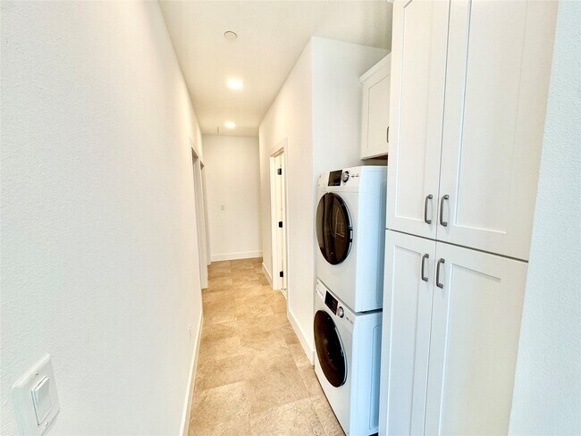 Building Photo - 2102 Mechanic St