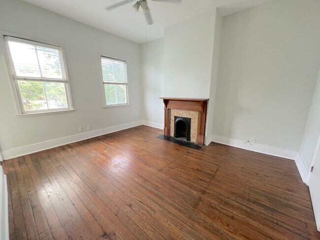 Building Photo - 2 BED | 2.5 BATH | DOWNTOWN LIVING | PRIVATE COURTYARD | WALK TO EVERYTHING