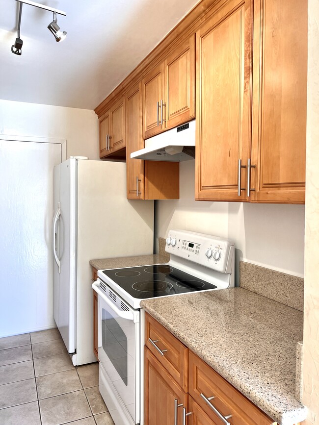 Kitchen - 100 S Doheny Dr