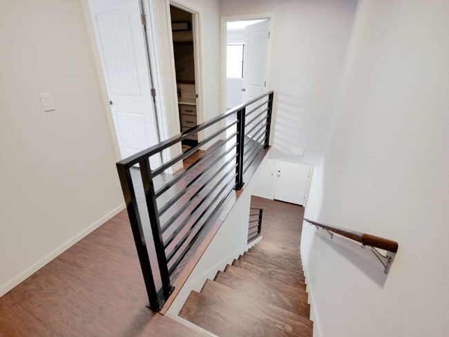 Building Photo - Rare Edmonds duplex now available! This side-by-side townhome-style unit features 2 bedrooms, 1.5...