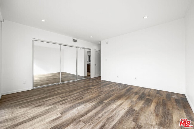 Building Photo - 136 S Palm Dr