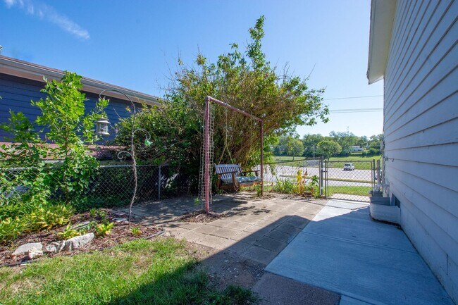 Building Photo - Beautifully Remodeled 3 Bedroom / 2 Bath i...