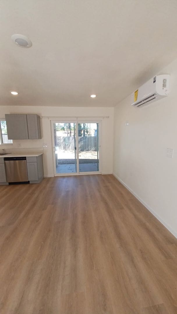 Building Photo - Modern 2 Bed/1 Bath Home, All Utilities In...