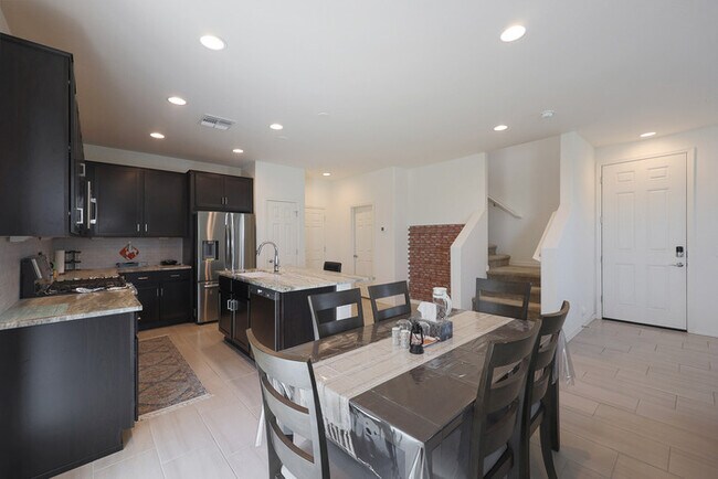 Building Photo - BEAUTIFUL 3 bed + LOFT
