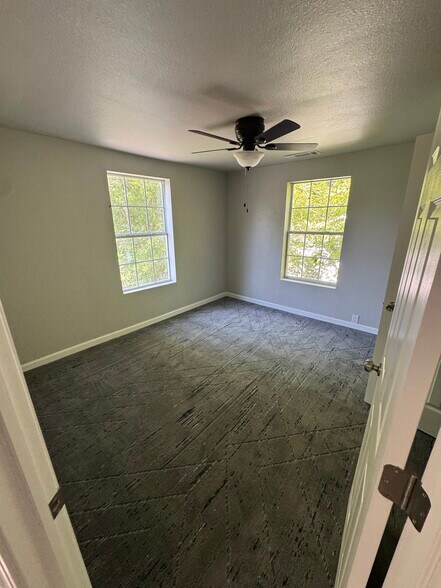 Building Photo - 514 N Ash Ave