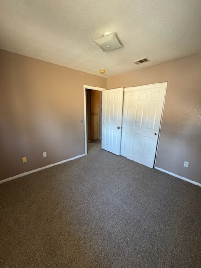 Building Photo - Warm and Cozy