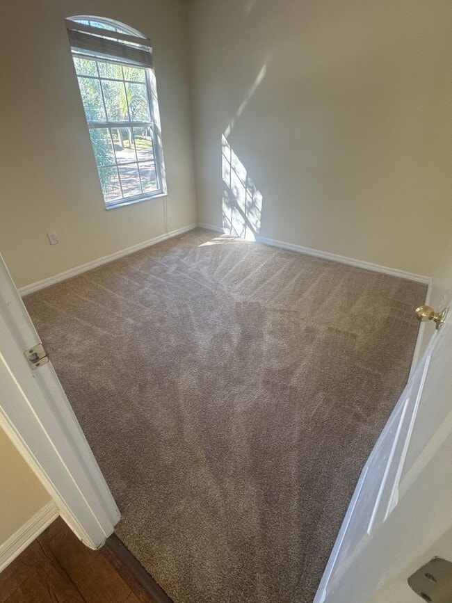 Building Photo - Lovely Large 5/4 Pool Home in West Haven