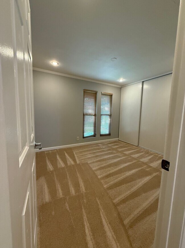 Building Photo - Spacious 2 Bedroom 1 Bath Condo with private patio and storage