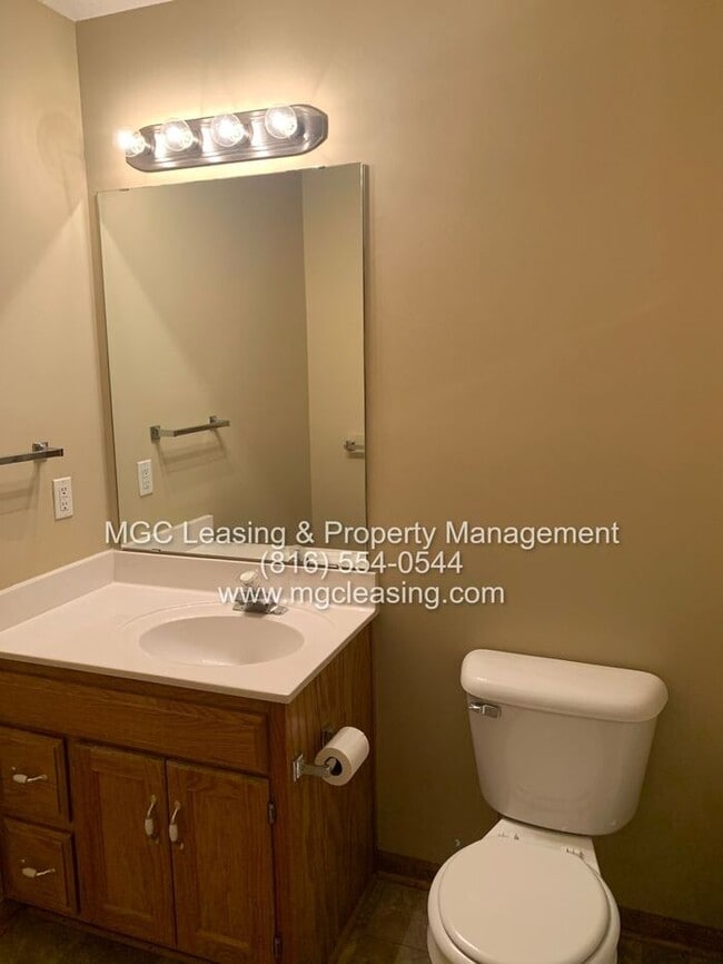 Building Photo - A Bright, Comfortable Split-Level Home in a Convenient Raymore Location