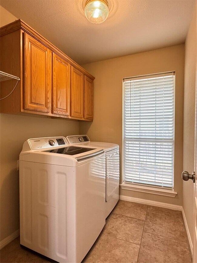 Building Photo - 10013 Valona Dr