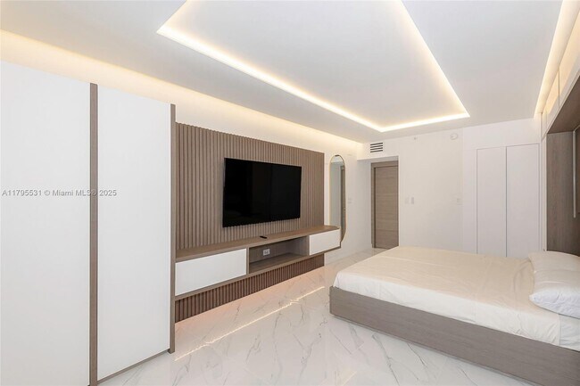 Building Photo - 2301 Collins Ave