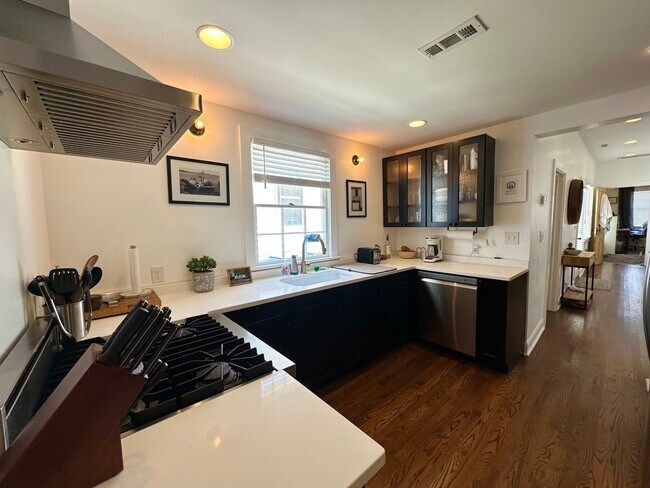 Building Photo - Charming Updated Three Bedroom Home Downtown
