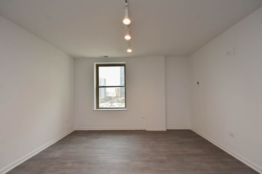 Building Photo - 940 W Winona St