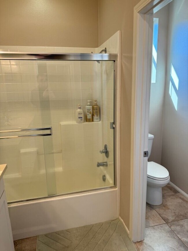 Building Photo - Stunning 2 bed 2.5 bath Solar Powered Town...