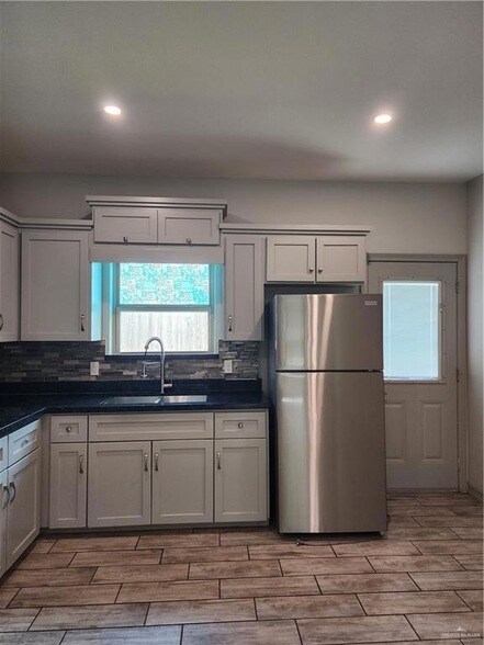 Building Photo - 5804 Nightingale Ave