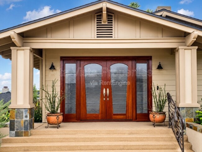 Building Photo - 5940 La Jolla Mesa Dr