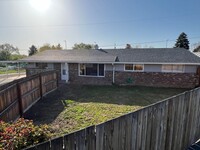 Building Photo - 4 Bedroom / 2 Bathroom Charming Home with ...