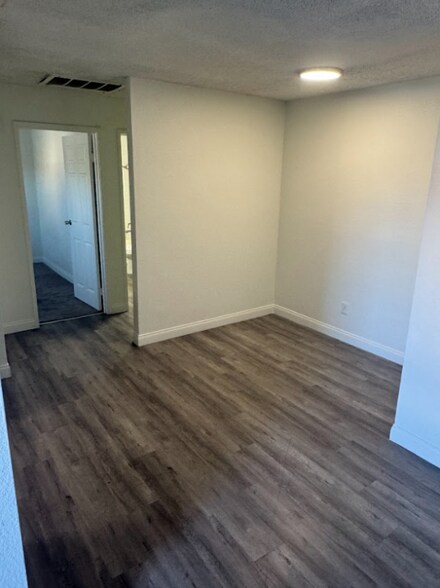 Building Photo - 1750 Karen Ave