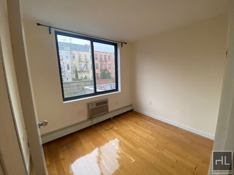 Building Photo - METROPOLITAN AVENUE