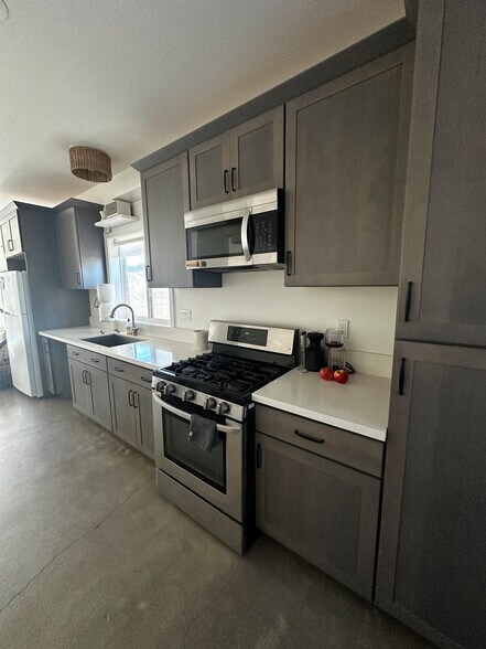 Building Photo - 69 Oak St