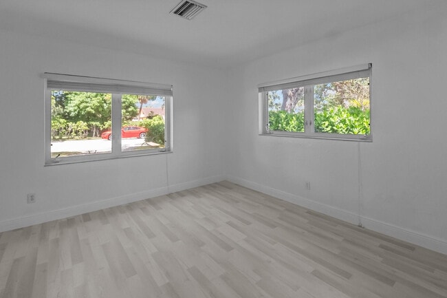 Building Photo - 2608 NE 12th St