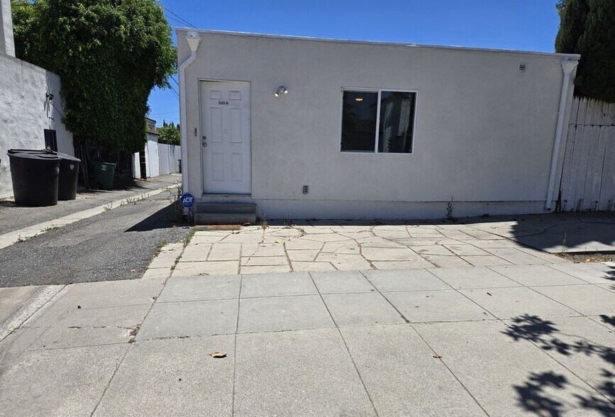 Primary Photo - 300 S La Peer Dr