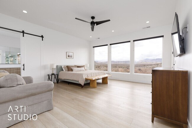 Building Photo - Beautiful 6 Bedroom 4.5 Bathroom Home in D...